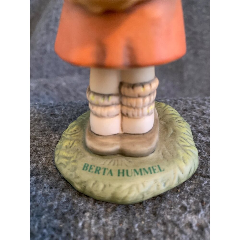 VTG Goebel Hummel Figurine Girl Holding Heart For the One I Love Figurine 1996 B - Picture 6 of 8